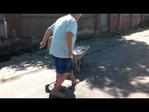 Пьяная баба везёт цемент Усатово