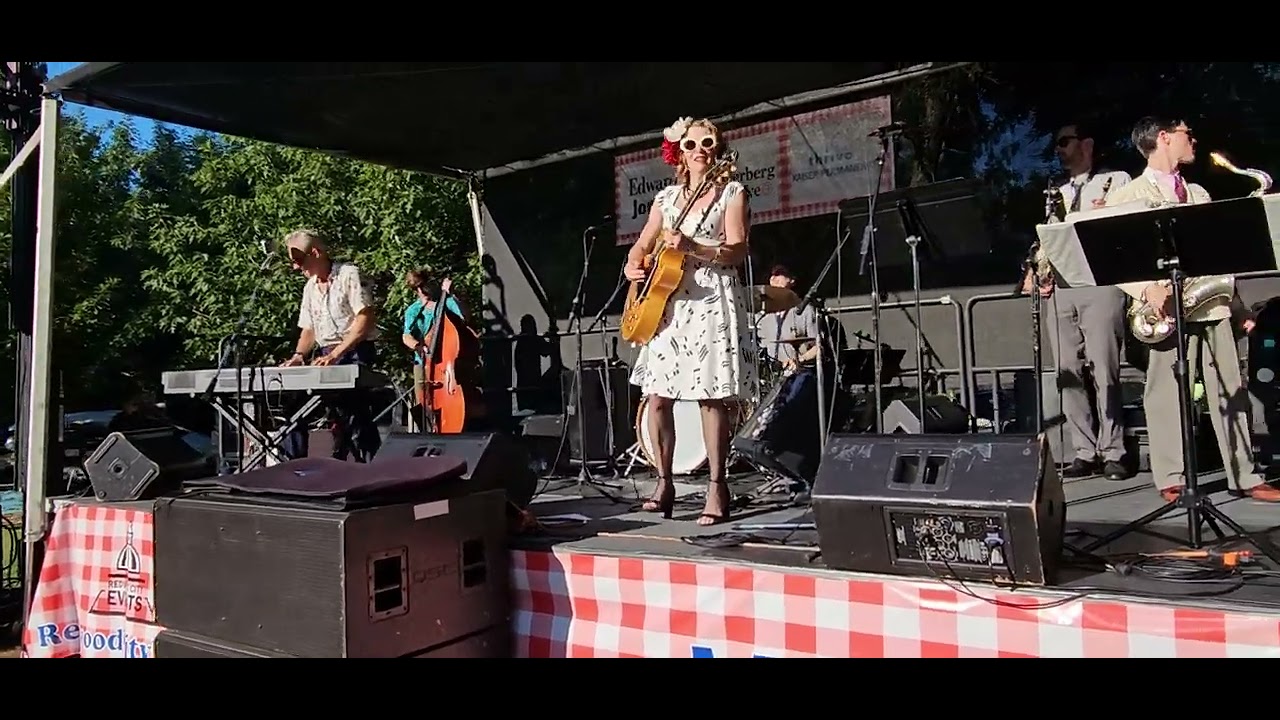 Some Like It Hot - Steve Lucky & the Rhumba Bums - Music in The Park @ Stafford Park, Redwood City bekijken op YouTube Some Like It Hot - Steve Lucky & the Rhumba Bums - Music in The Park @ Stafford Park, Redwood City bekijken op YouTube