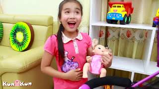 Моника играет с игрушкой Моника играет с игрушкой