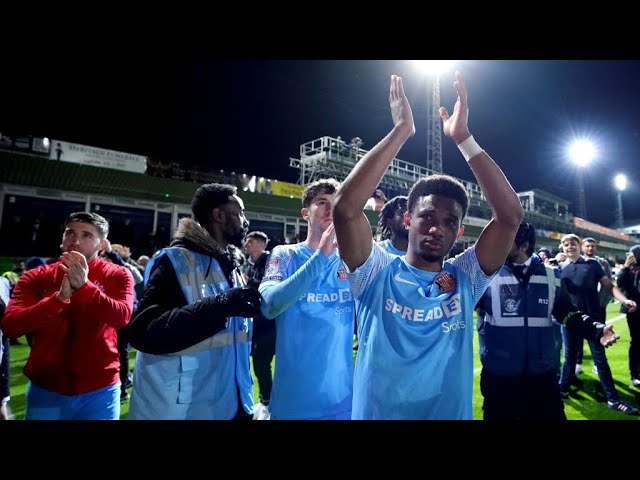 Jogador do Luton Town perde sentidos em jogo na luta pela subida à Premier  League: estádio aplaude-o de pé à saída - Vídeos - Jornal Record