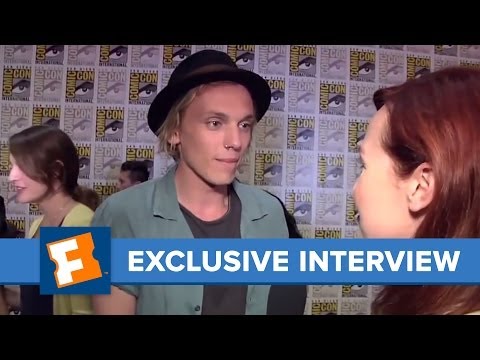 Video: Jamie Campbell Bower (aktor) Kekayaan Bersih: Wiki, Menikah, Keluarga, Pernikahan, Gaji, Saudara