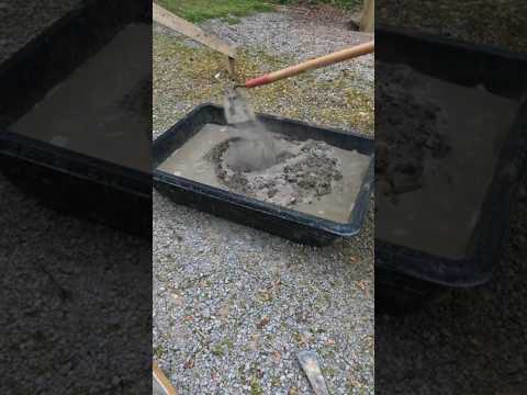 Cómo Preparar Concreto para INSTALAR POSTES en Cerca de MADERA #cerca #diy #concrete #madera #cerca