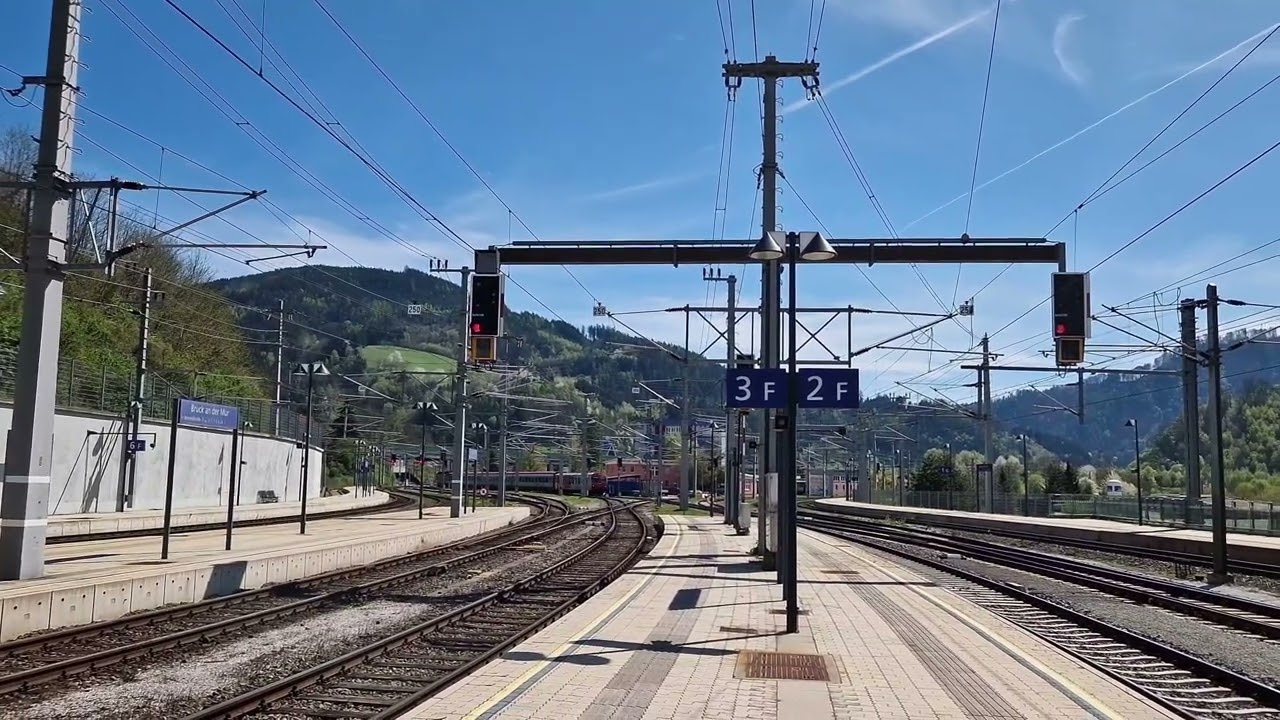 Einfahrt des railjet 78 