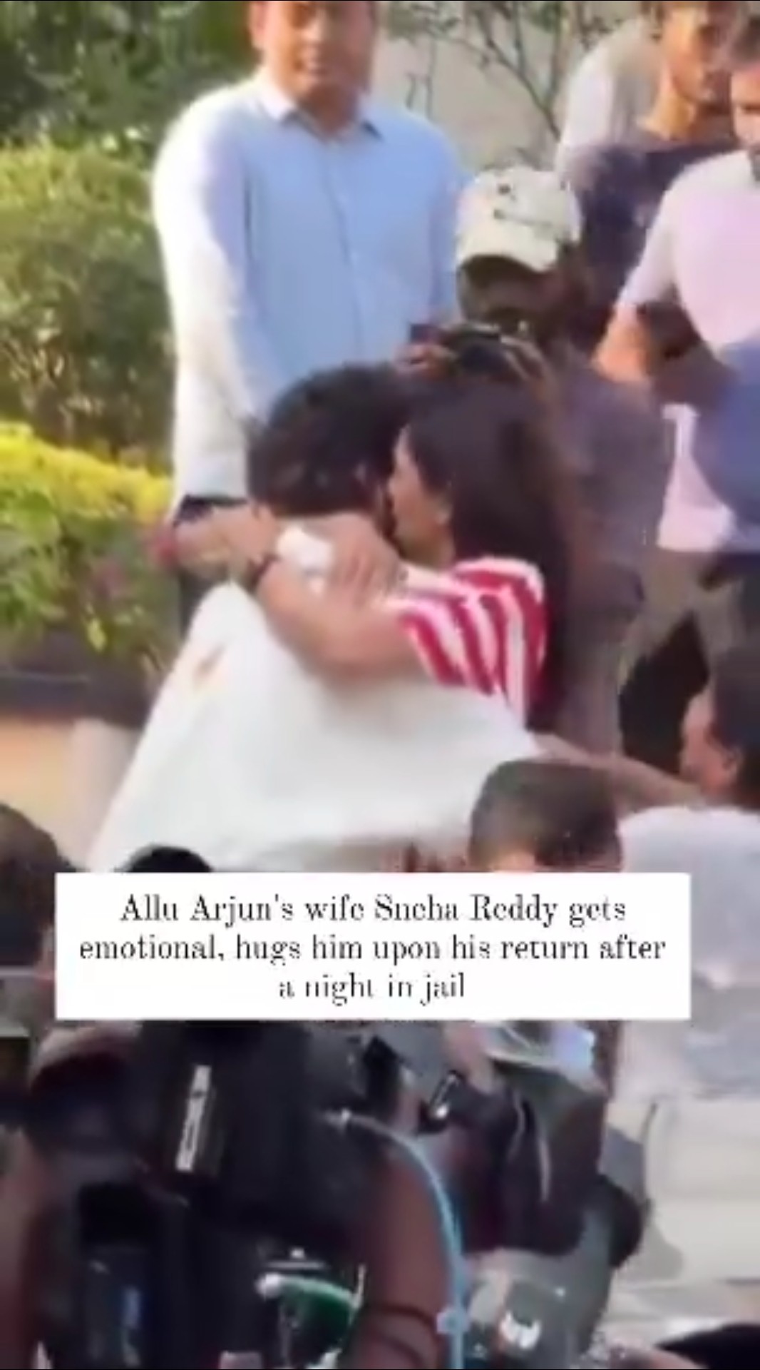 Allu Arjun's wife Sneha Reddy gets EMOTIONAL \u0026 hugs him as he returns from jail ? #shorts #alluarjun