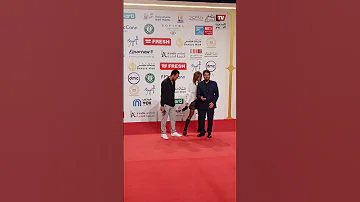 حميد الشاعري يداعب أحد الصحفيين في ريد كاربت فيلم قشر البندق المرمم 