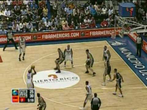 Argentina ganÃ³ su quinto juego seguido en el Campeonato FIBA AmÃ©ricas y al mismo tiempo se convirtiÃ³ en el tercer equipo a clasificar al Mundial FIBA 2010 al vencer a Puerto Rico 80-78. Puerto Rico perdiÃ³ su primer juego y ya habÃ­a clasificado junto a Brasil. Luis Scola fue el mejor en la victoria con 25 puntos y 12 rebotes seguido del armador Pablo Prigioni con 11 puntos y 12 asistencias por Argentina. Leo GutiÃ©rrez anotÃ³ 12 puntos y Juan GutiÃ©rrez junto a Federico Kammerichs 8 cada uno. Puerto Rico tuvo un gran primer periodo a larga distancia liderados por Ayuso y SÃ¡nchez mientras que Carlos Arroyo fue el mejor anotador con 8 unidades. Peter John Ramos tambiÃ©n fue clave en la ofensiva con 6 puntos para que los boricuas ganaran el primero 22-14. Luis Scola contaba con 6 puntos y RomÃ¡n GonzÃ¡lez 5. En el segundo parcial vino la figura de Leo GutiÃ©rrez a larga distancia junto a Federico Kammerichs para lograr un avance de 14-0 y darle a Argentina el liderato 28-22 quedando 6:46. GutiÃ©rrez hizo cuatro triples y le dio a los argentinos la ventaja en la mitad 43-37. Larry Ayuso y Carlos Arroyo tenÃ­an diez puntos por Puerto Rico y Argentina a GutiÃ©rrez con 12. Argentina siguiÃ³ con su juego eficiente a larga distancia tirando de 13-10 de tres y al mismo tiempo Scola fue crucial en la pintura para terminar arriba 64-52. Los boricuas no se rindieron para regresar a juego y un triple quedando 6.1 segundos por parte de Larry Ayuso empatÃ³ el juego a 78. Luego Pablo Prigioni recibiÃ³ <b>...</b>