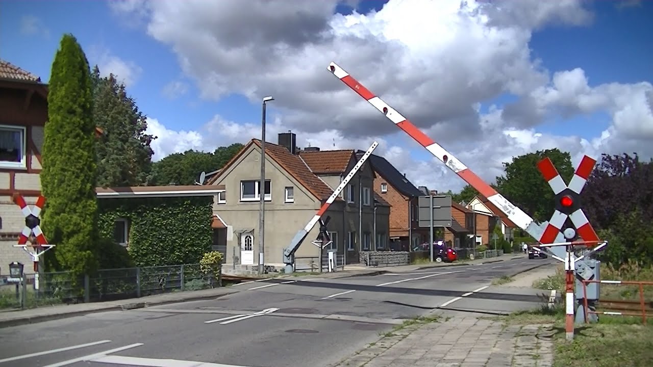 Spoorwegovergang Lübz (D) // Railroad crossing // Bahnübergang