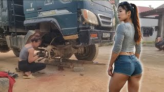 Can You Believe This? Genius Girl Repairs Dump Truck
