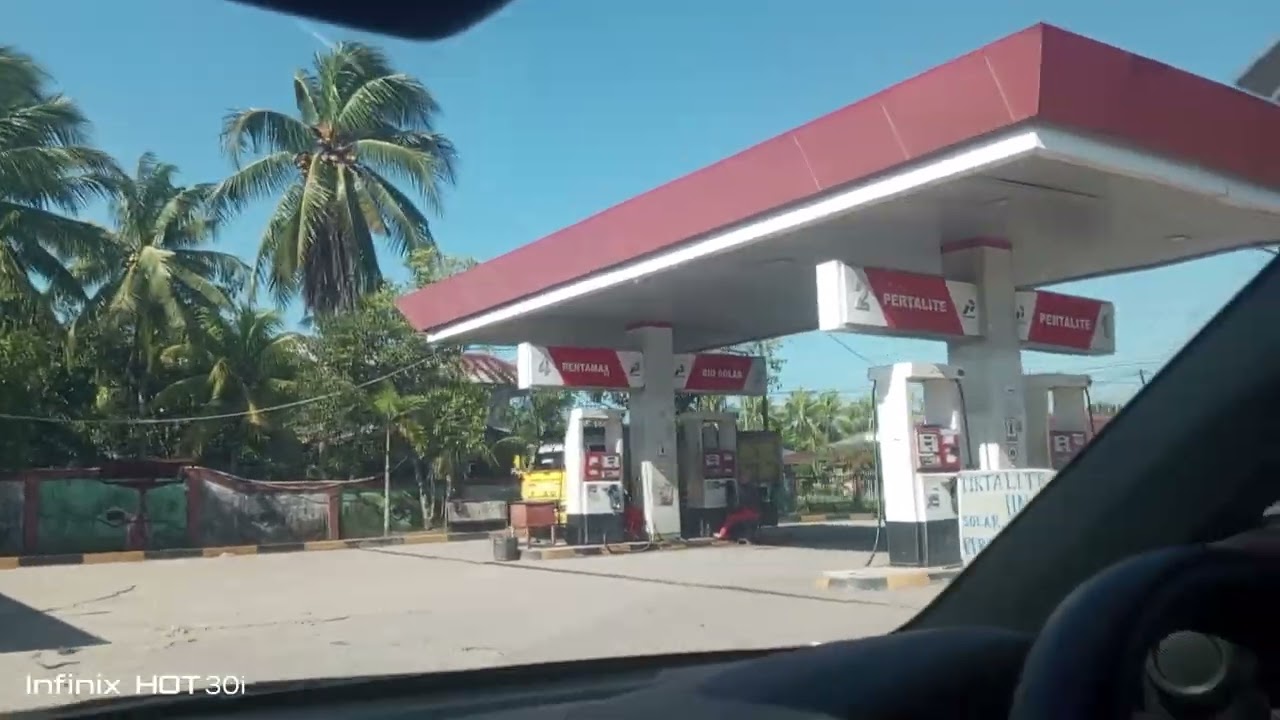 Penampakan Nozel Di Atas Dum Truk Oleh Petugas SPBU 64.791.03 Kecamatan Sebangkau