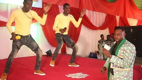 Odunlade Adekola Dances As He Sprays His Twin Singers A Lot Of Money At His Graduation Ceremony