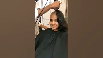 بنت حلقت شعرها على صفر Shorts 