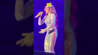 Gloria Trevi se cae en el escenario de la #Fenapo y luego trata de levantarse. 👩🎤🎶 Gloria Trevi se cae en el escenario de la #Fenapo y luego trata de levantarse. 👩🎤🎶