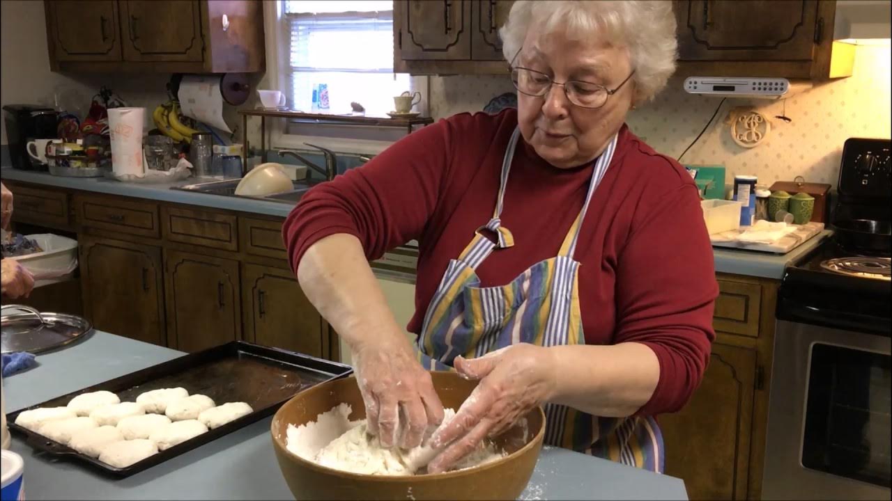 She is cooking pasta. Grandmas cooking. Советская кухня. Grandmas cooking. Пожилая женщина на кухне.