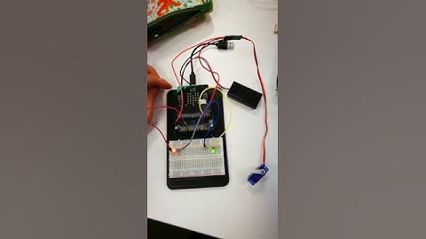Servo and LEDs controlled by Micro:bit