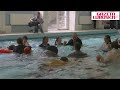 Skokiem do basenu nauczyciele żegnają swoich uczniów w Zielonej Górze 28.06.2012