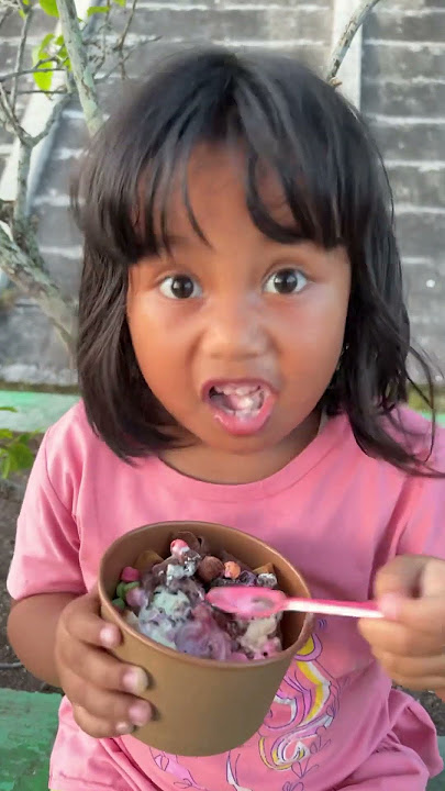 Enak makan es krim panas-panas gini #shorts