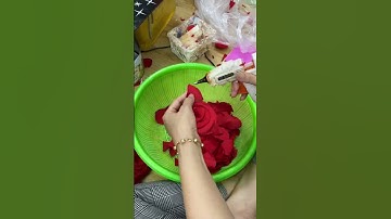 Nhưng bàn tay khéo léo của thợ để tao ra nhưng bông hoa xinh xỉu cài áo dài