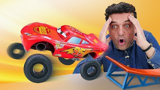 Rayo McQueen tiene un accidente. Coches de carreras. Videos de juguetes para niños.