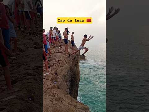 قفزة خطيرة من أعلى قمة في البحر قابويوا رأس الماء تحذير مغامرة خطيرة