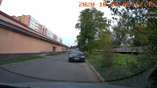 Менеджер из автосалона Аларм-Моторс ЮГО-ЗАПАД Санкт-Петербург ломает зеркала у машин.