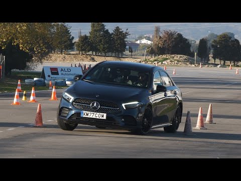 Mercedes-Benz A 250 e Sedán 2020 - Maniobra de esquiva y eslalon | km77.com