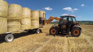 Chargement paille été 2016 avec JCB 536.60 et pince Riman