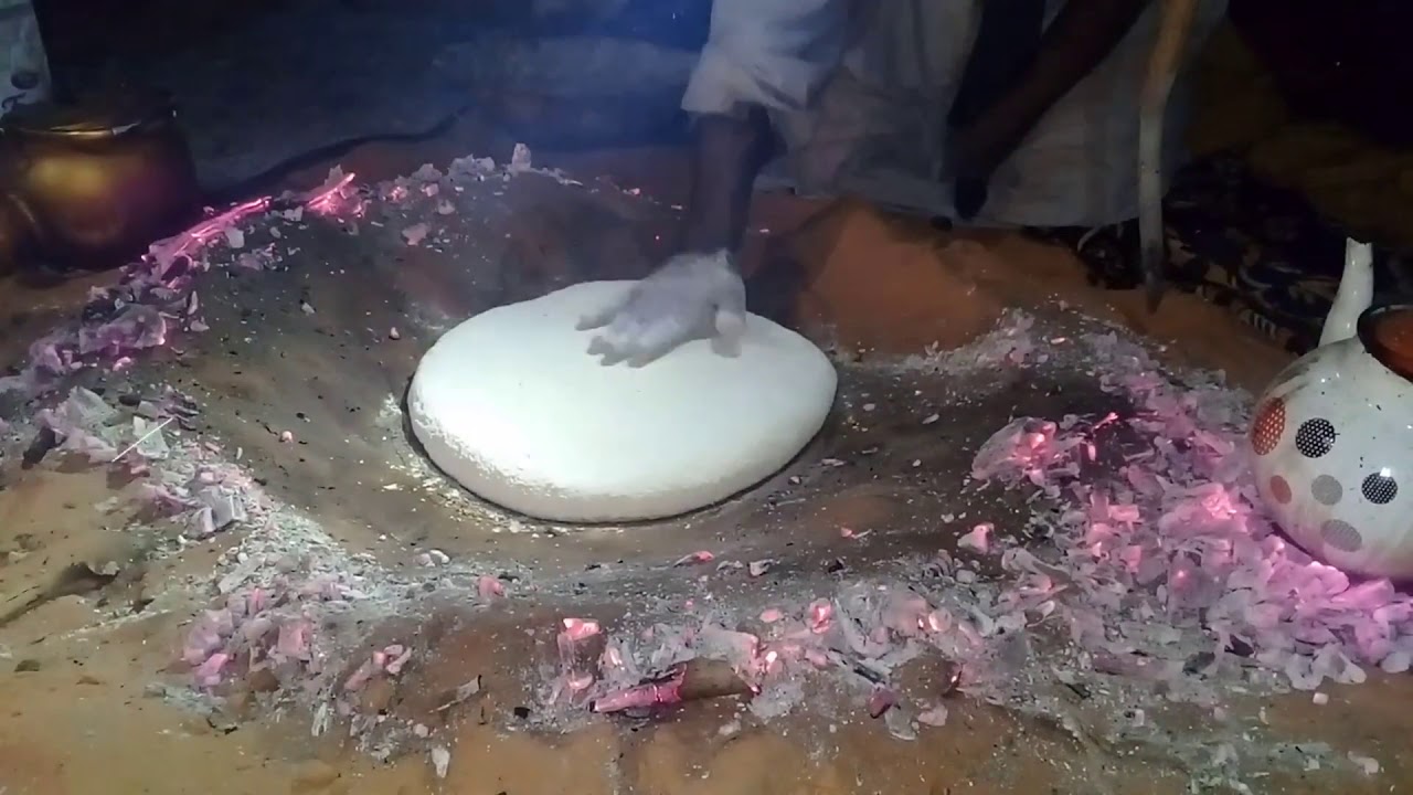 خبز الملة في قلب الصحراء الكبرى بيديات الحاج عيسى ^_^  (milla bred)