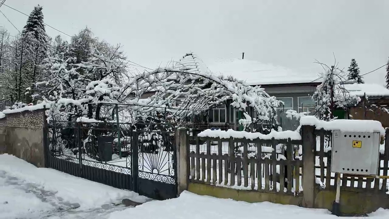 La pas prin grădina de la Clubul Copiilor Pucioasa și prin Pucioasa