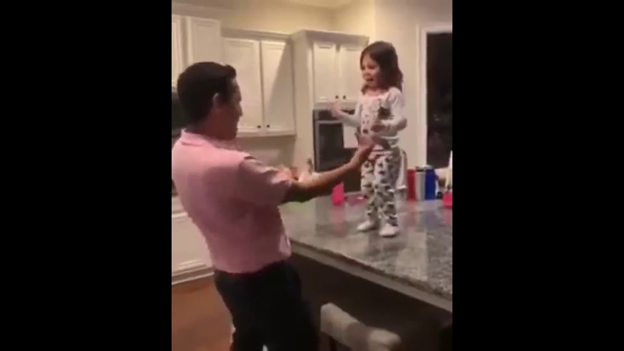 Padre e hija bailando en la cocina Come and get your love - YouTube