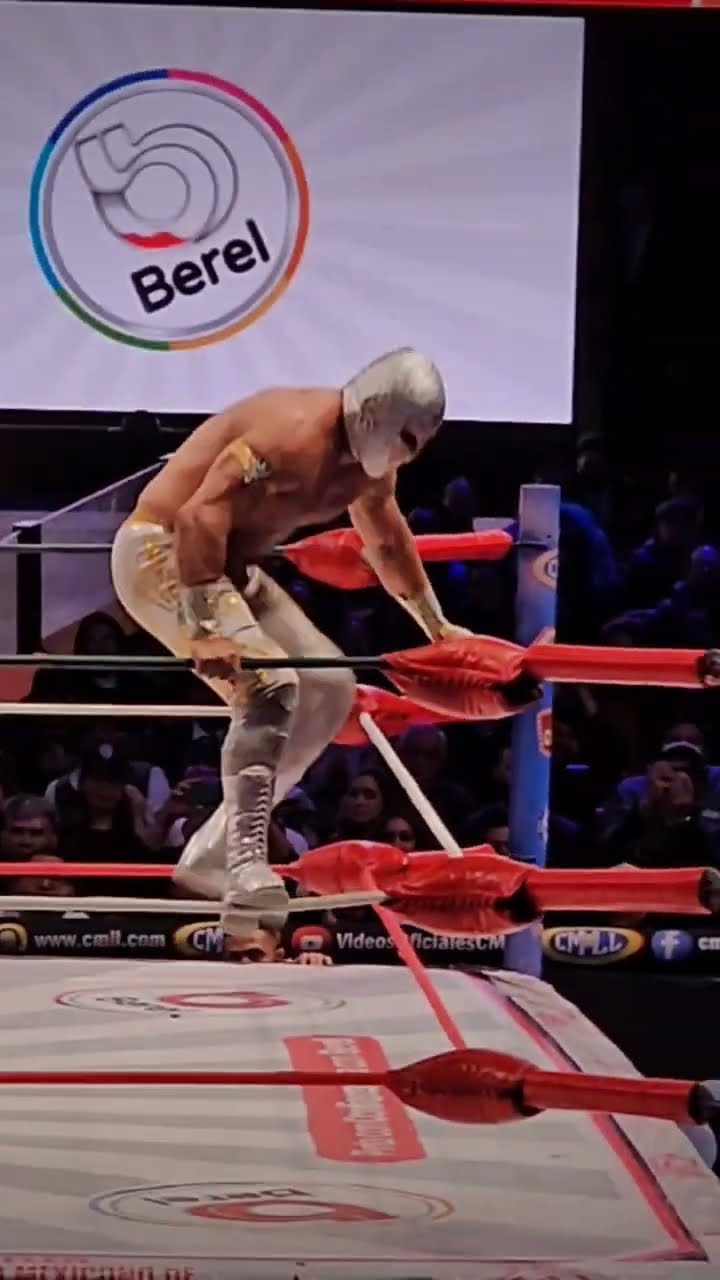 Vuelo de Místico sobre Hechicero en la Arena México