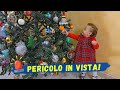 LA PICCOLA NOEMI DISTRUGGE IL NOSTRO ALBERO DI NATALE! *pericolo*