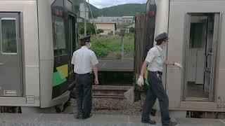 室蘭本線 豊浦駅  Ｈ１００形デクモ２両編成  解結作業風景と思ったら、予定外の貨物列車通過 DF200ｰ121