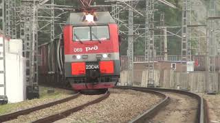 फ्रेट ट्रेन के साथ ईएस 4 के 069 इलेक्ट्रिक लोकोमोटिव Дончак 069 с грузовым поездом