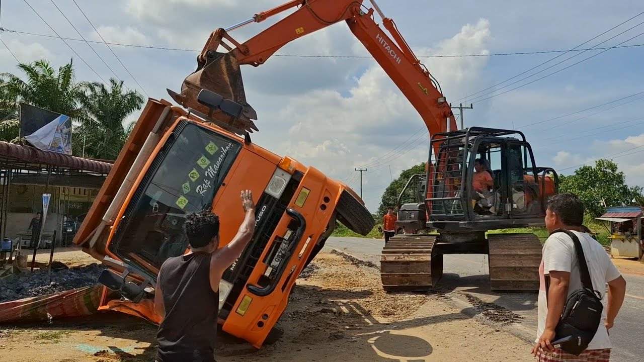 Roda Hampir Lepas Saat Di Tarik excavator || evakuasi Truck Fuso oren