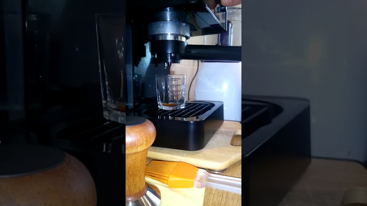 Варка кофе в кофеварке Saeco RI8329/09 - YouTube
