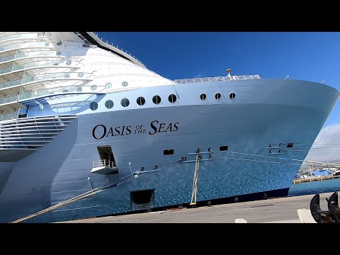 Видео: Открытые палубы круизного лайнера Oasis of the Seas