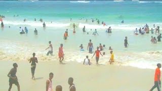 الصوماليون يرتادون الشواطئ في ظل الاستقرار الأمني