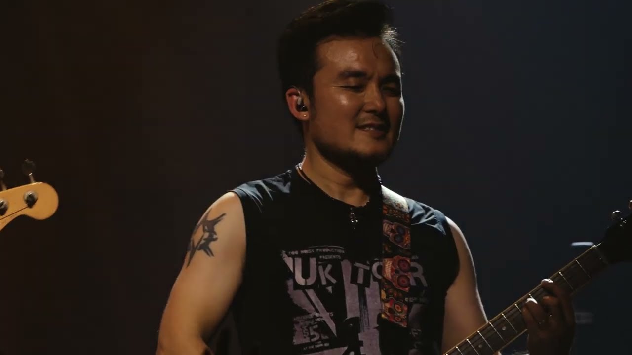 Tháng 12 (Liveshow 30 năm Bức Tường)