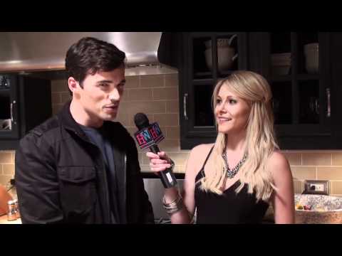 Pretty Little Liars - Behind The Scenes Cast Inter...