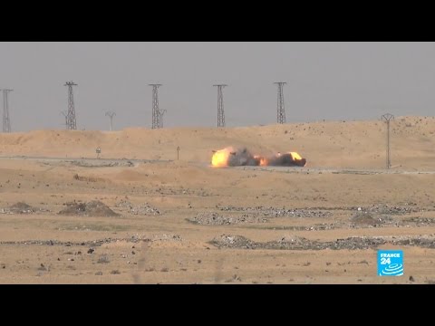 EXCLUSIF - Les Kurdes détruisent la voiture d'un kamikaze bourrée d'explosifs qui fonce sur eux