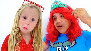 Nastya dan ayah mengenakan kostum