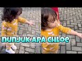 Serius banget Baby Chloe lagi nunjuk apa ya ?