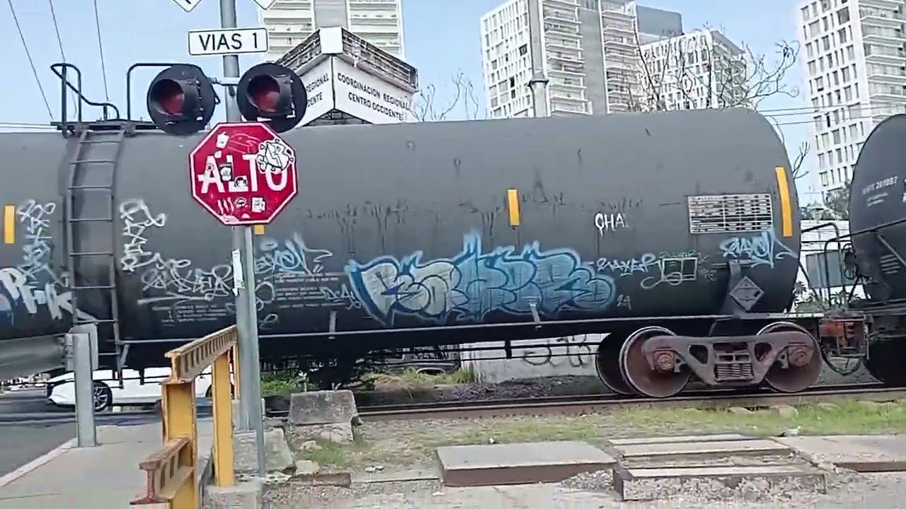 FXE 3166 y FXE 3175,Pasa por el límite de Guadalajara!, México.Av.inglaterra