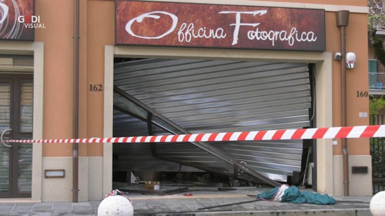 Modena, spaccata in via Emilia Est: ladri braccati abbandonano la refurtiva