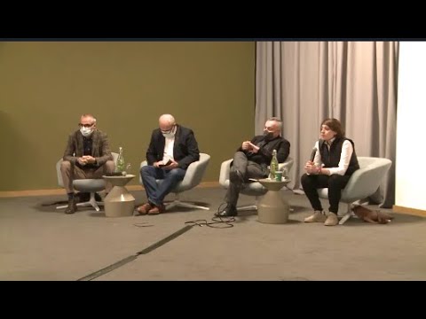 ხოშტარიამ საერთაშორისო ურთიერთობების სპეციალისტებთან  კრიზისიდან გამოსვლის გზებზე დისკუსია გამართა