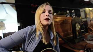 Breagh Mackinnon - Harbour Town chords