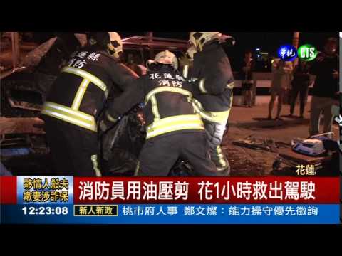 休旅車撞護欄 駕駛夾死車內