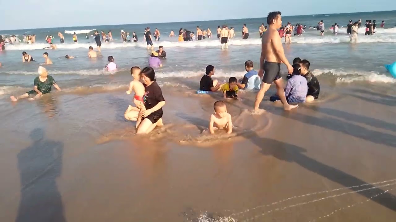 Cả nhà đi tắm biển bãi sau vũng tàu