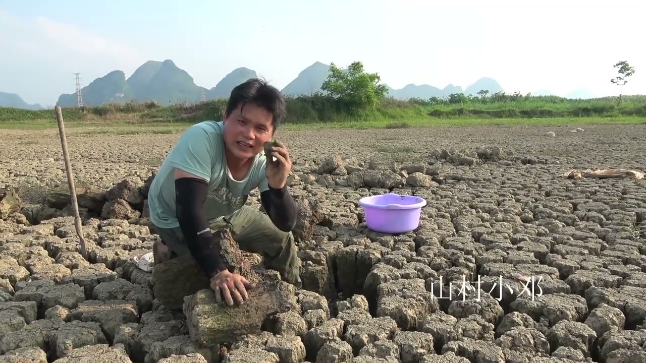 农村小伙在鱼塘沿着裂缝，翻开土块立马有惊喜，笑得合不拢嘴
