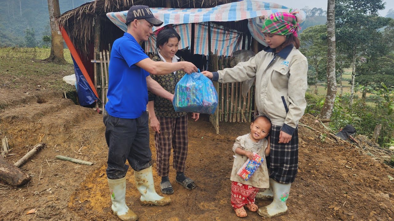 Two kind people brought Tet gifts for the mother and daughter.